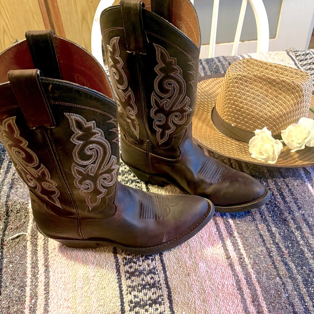 Beautiful Tall Black Women’s Double H Boots 💃🏾
